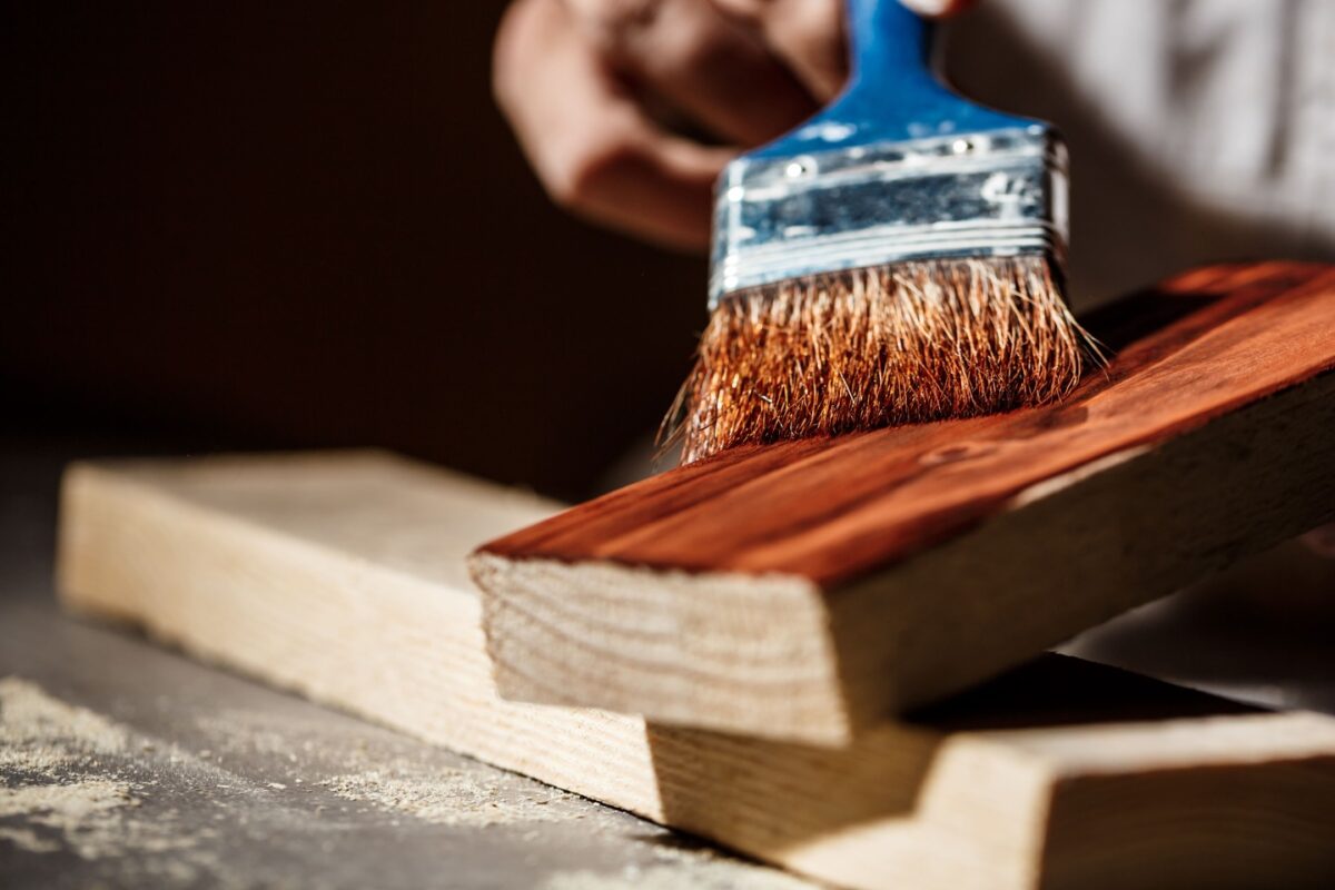 Lacado de muebles de madera